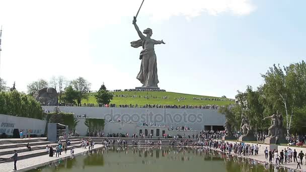 Massen besuchen Besucher der Gedenkstätte Mamajew Kurgan am Jahrestag des Sieges im Zweiten Weltkrieg. — Stockvideo