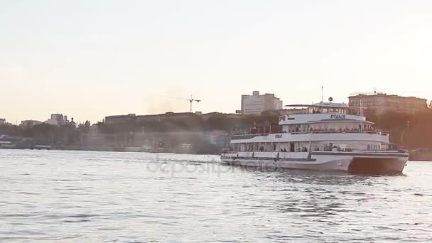 La gente disfruta de un paseo por el río en el barco blanco — Vídeos de Stock