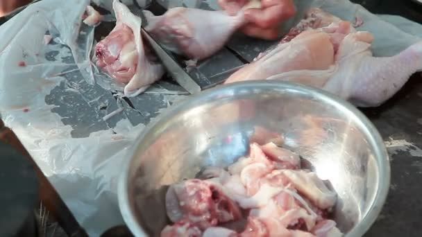 Koch zerkleinert das Huhn für das Mittagessen — Stockvideo