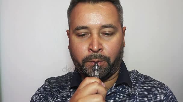 Hombre respetable fumando cigarrillo electrónico — Vídeos de Stock