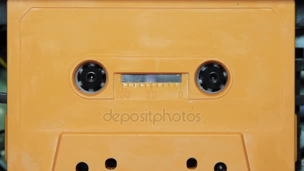 Vintage audio cassette tape met een lege white label — Stockvideo