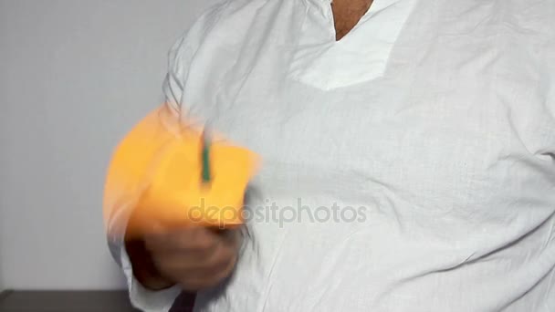 Человек, перематывающий магнитную аудиокассету ручкой . — стоковое видео