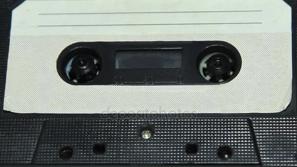 Vintage-Audio-Kassette mit weißem Etikett — Stockvideo