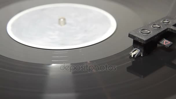 Giradischi con stilo che corre lungo un disco in vinile — Video Stock