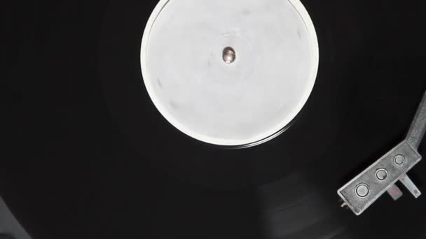 Giradiscos con lápiz que corre a lo largo de un disco de vinilo — Vídeos de Stock