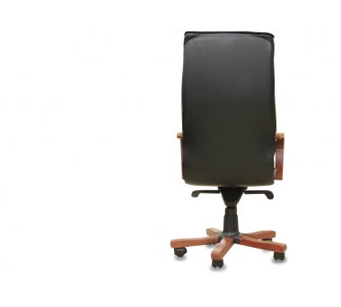 Modern ofis sandalyesinin siyah deriden arka görünüşü. İzole edilmiş
