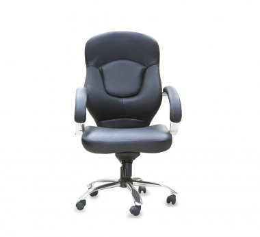 Siyah deriden ofis koltuğu. İzole edilmiş