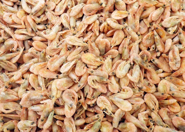 Antecedentes de langostinos frescos para la venta en un mercado de pescado —  Fotos de Stock