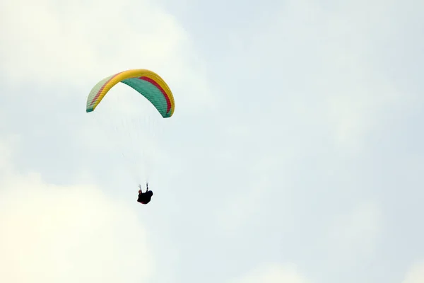 に対して山パラグライダー澄んだ青い空 — ストック写真