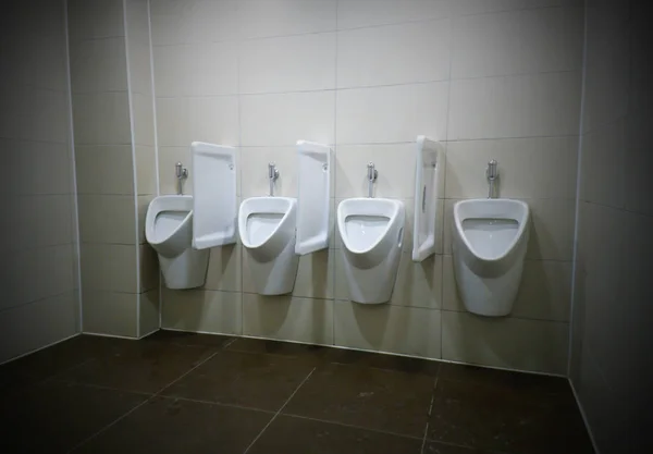 Moderne toilet interieur met urinoir rij — Stockfoto