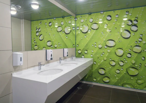 Baño público vacío con lavabos espejo —  Fotos de Stock