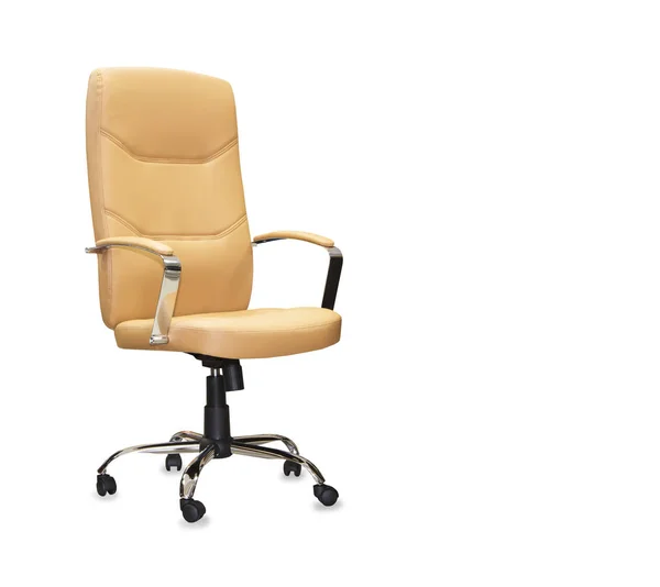 Moderní kancelářská židle z béžové kůže. Izolované — Stock fotografie