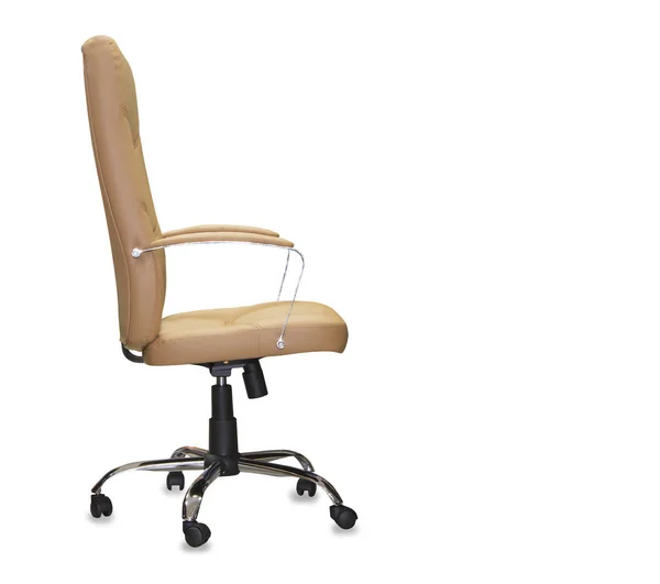 La chaise de bureau en cuir marron. Isolé — Photo