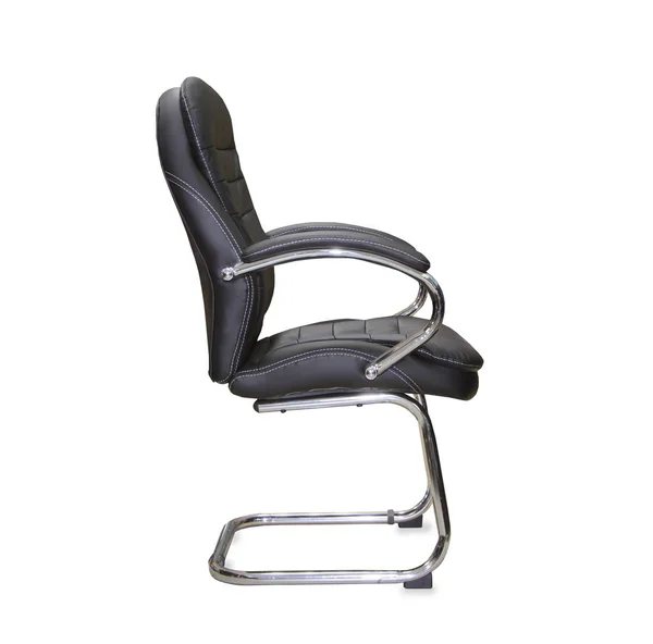A cadeira de escritório de couro preto. Isolados — Fotografia de Stock
