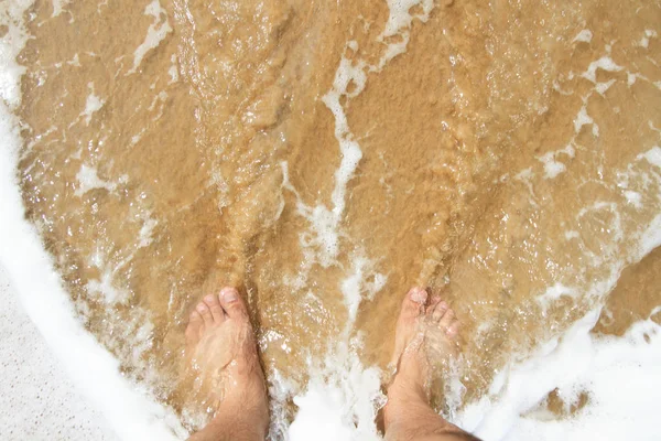 Pohled Shora Mužská Noha Stojí Písku Omývané Vlnami Oceánu — Stock fotografie