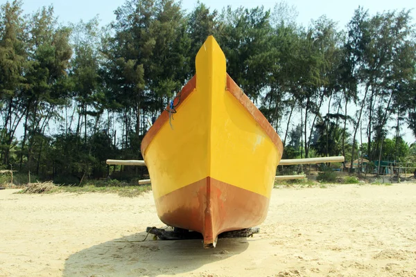 Old Fishing boat on the beach — Stock Photo, Image