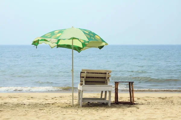 Cadeira com guarda-chuva perto da praia — Fotografia de Stock
