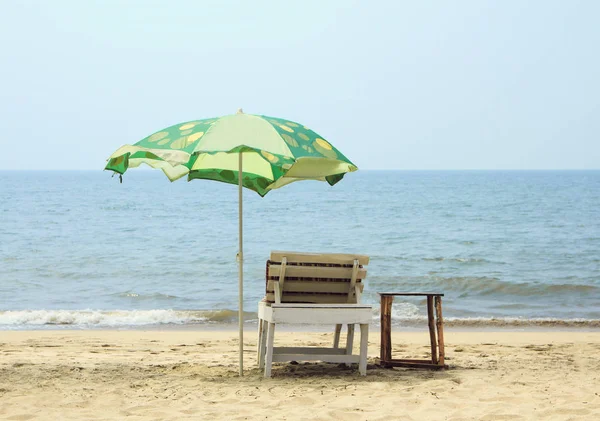 Stol Med Paraply Nära Stranden — Stockfoto