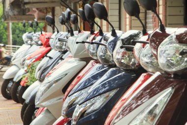  Scooter üzerinde bir şehir sokak Park