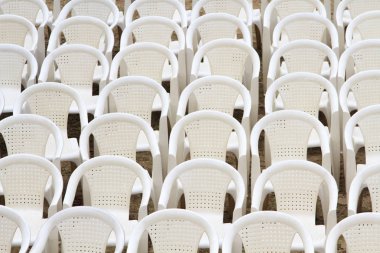 Birçok beyaz plastik sandalyeler konferans için Kaldır