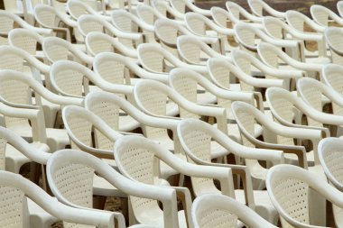 Birçok beyaz plastik sandalyeler konferans için Kaldır