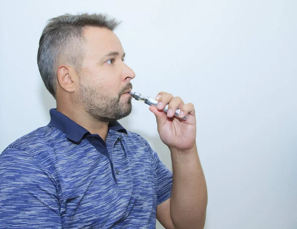 Profilbild eines jungen Mannes, der elektronische Sigarette raucht — Stockfoto