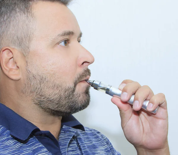 Perfil de homem jovem fumando sigarette eletrônico — Fotografia de Stock