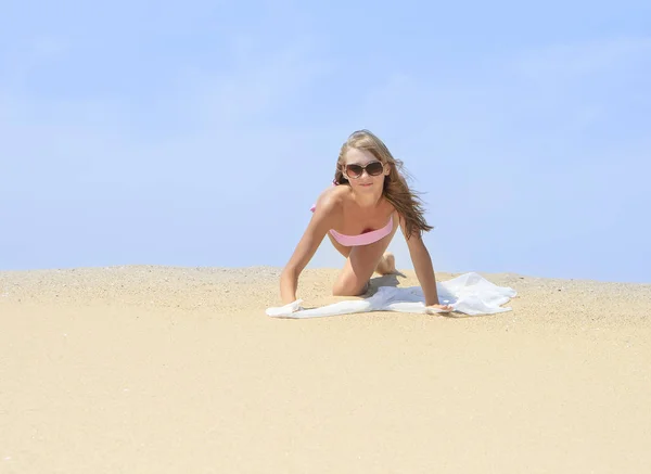 Tanned jovem mulher relaxante na praia — Fotografia de Stock