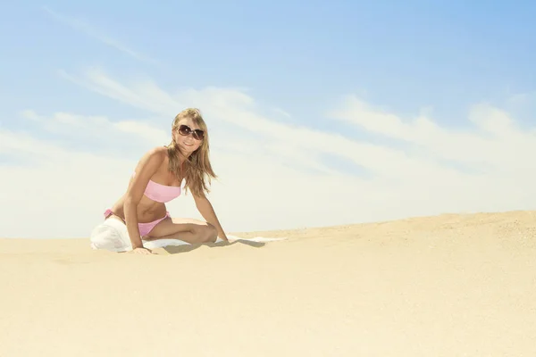 Tanned jovem mulher relaxante na praia — Fotografia de Stock