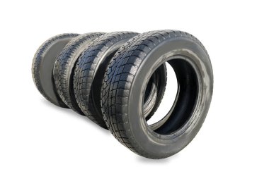 dört tekerlek yeni kara kış lastikleri araba yığını