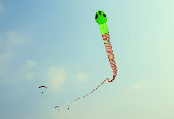 Big kite snake flying over blue sky — Stock Photo, Image