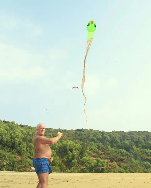 男は青い空に大凧蛇をローンチしたゴア インド 2016 — ストック写真