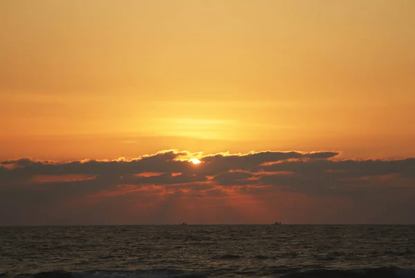 'S avonds scène met zonsondergang op zee — Stockfoto