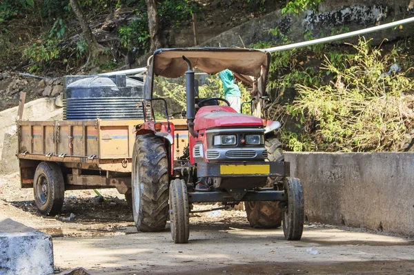 老拖拉机与拖车在给水管道建筑 — 图库照片