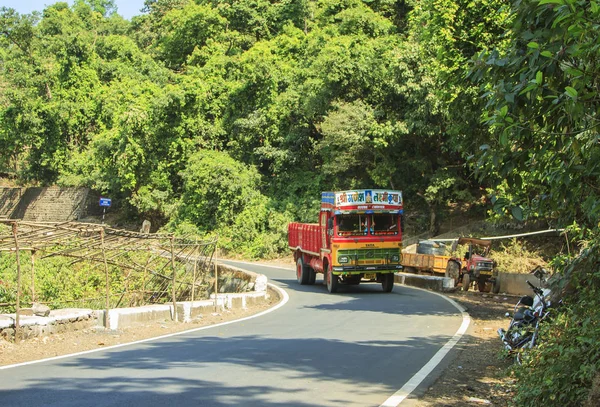Veelkleurige Indiase vrachtwagen Tata rijdt langs de berg roa — Stockfoto