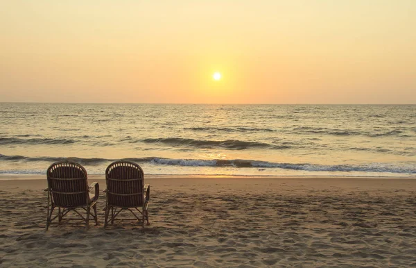 Deux chaises près du littoral à l'heure du coucher du soleil — Photo