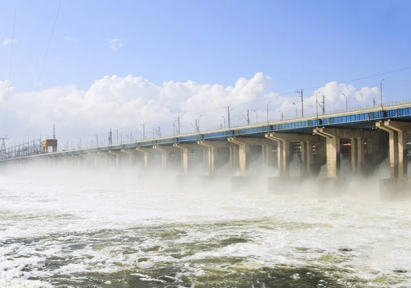 Badanie wody w Elektrownia na rzece — Zdjęcie stockowe