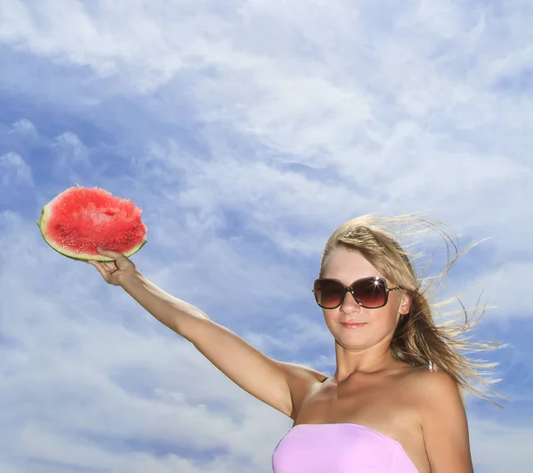 Bella giovane donna in posa con anguria contro il cielo blu wi — Foto Stock