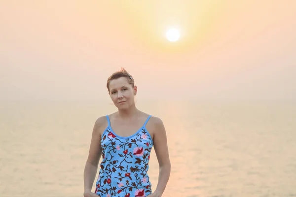 Mooie jonge vrouw tegen schoonheid zonsondergang — Stockfoto