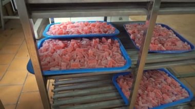 Marmelat eski fabrikada tepsileri ile rafları
