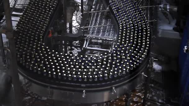 Современный конвейер для машины для розлива воды — стоковое видео