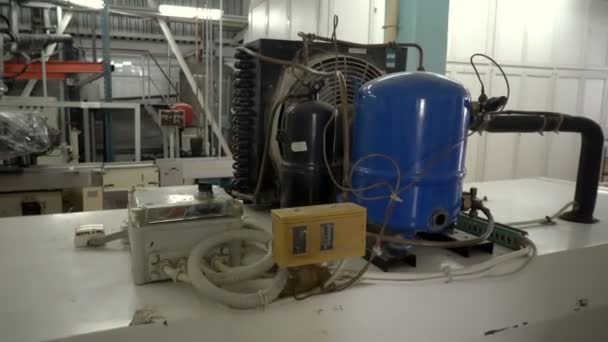 Заброшенная лаборатория со старым неисправным оборудованием — стоковое видео