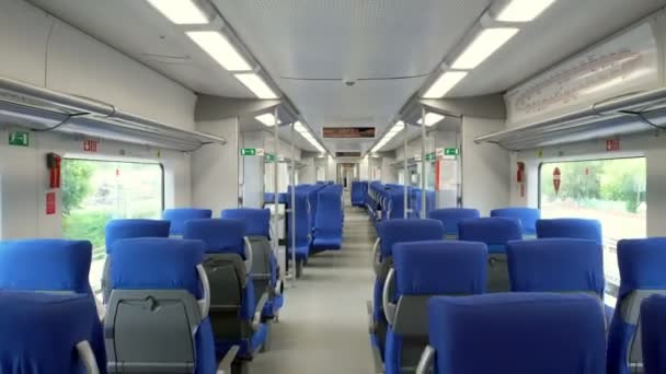 Interno moderno del treno ad alta velocità inghiottire con passeggeri sui sedili — Video Stock