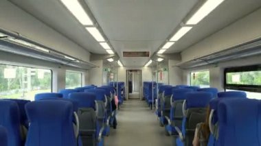 yüksek hızlı trenin modern iç yutmak koltuk yolcuları ile