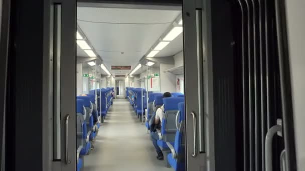 Interior moderno da andorinha de trem de alta velocidade com passageiros em assentos — Vídeo de Stock