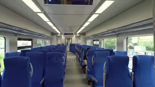 현대 인테리어 고속 열차의 좌석에 승객과 제비 — 비디오
