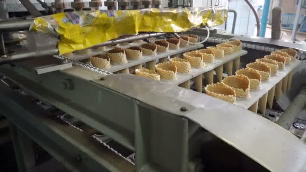 De automatiska tvärtransporterande linjerna för produktion av glass — Stockvideo