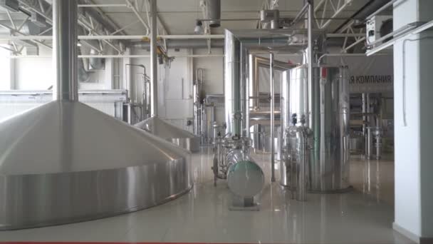 Pivovarské produkce - mash kádě. — Stock video