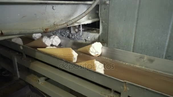 アイスクリームの生産のための自動搬送 — ストック動画