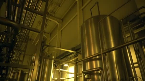 Sistema de filtro moderno en una gran empresa cervecera — Vídeo de stock